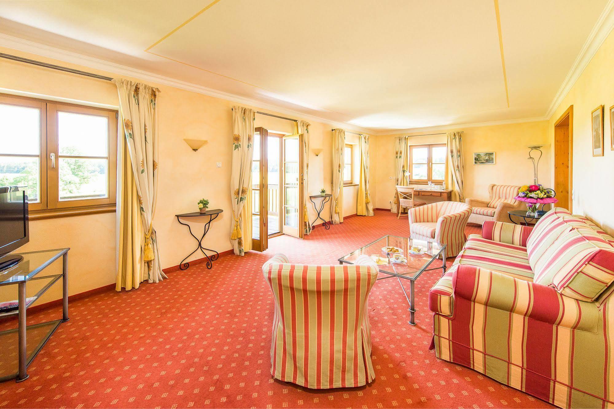 Hotel Und Landgasthof Altwirt Гросхартпеннинг Экстерьер фото